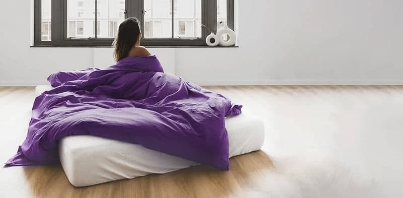 Koudschuim matras met een dekbed in een lichte slaapkamer